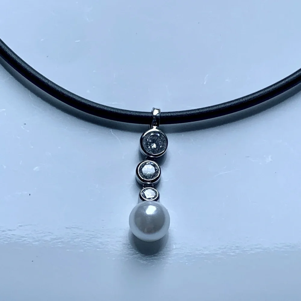 🗝️ Genuine Cubic Zirconia with Faux Pearl Pendant on a Faux Black Leather Rope - Picture 3 of 8